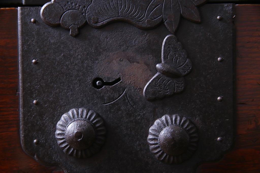 アンティーク家具　和製アンティーク　前面ケヤキ材　松竹梅・蝶の金具　大振りで存在感のある二本松箪笥(衣装箪笥、和タンス)