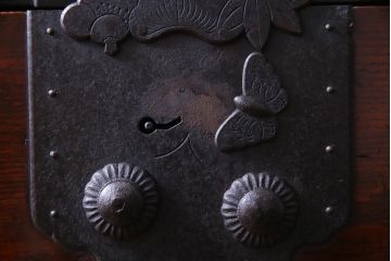 アンティーク家具　和製アンティーク　前面ケヤキ材　松竹梅・蝶の金具　大振りで存在感のある二本松箪笥(衣装箪笥、和タンス)