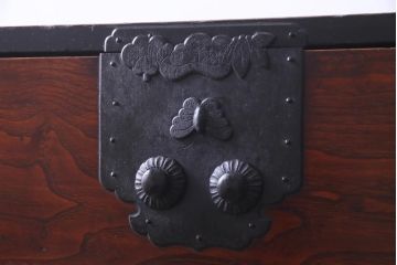 アンティーク家具　和製アンティーク　前面ケヤキ材　松竹梅・蝶の金具　大振りで存在感のある二本松箪笥(衣装箪笥、和タンス)