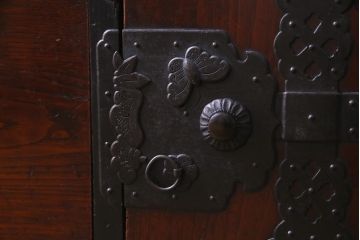 アンティーク家具　和製アンティーク　前面ケヤキ材　松竹梅・蝶の金具　大振りで存在感のある二本松箪笥(衣装箪笥、和タンス)