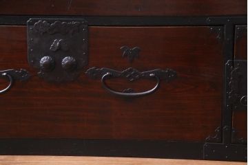 アンティーク家具　和製アンティーク　前面ケヤキ材　松竹梅・蝶の金具　大振りで存在感のある二本松箪笥(衣装箪笥、和タンス)