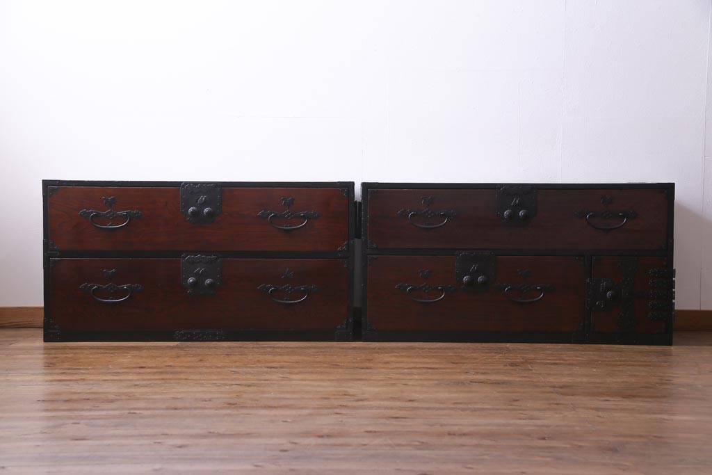 アンティーク家具　和製アンティーク　前面ケヤキ材　松竹梅・蝶の金具　大振りで存在感のある二本松箪笥(衣装箪笥、和タンス)