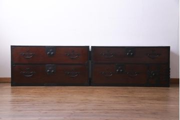 アンティーク家具　和製アンティーク　前面ケヤキ材　松竹梅・蝶の金具　大振りで存在感のある二本松箪笥(衣装箪笥、和タンス)