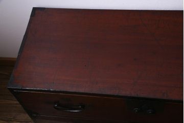 アンティーク家具　和製アンティーク　前面ケヤキ材　松竹梅・蝶の金具　大振りで存在感のある二本松箪笥(衣装箪笥、和タンス)