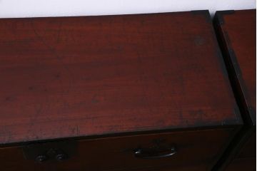 アンティーク家具　和製アンティーク　前面ケヤキ材　松竹梅・蝶の金具　大振りで存在感のある二本松箪笥(衣装箪笥、和タンス)