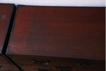 アンティーク家具　和製アンティーク　前面ケヤキ材　松竹梅・蝶の金具　大振りで存在感のある二本松箪笥(衣装箪笥、和タンス)