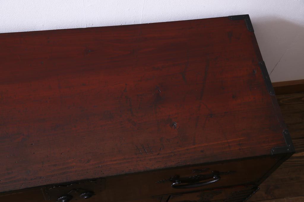 アンティーク家具　和製アンティーク　前面ケヤキ材　松竹梅・蝶の金具　大振りで存在感のある二本松箪笥(衣装箪笥、和タンス)