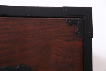 アンティーク家具　和製アンティーク　前面ケヤキ材　松竹梅・蝶の金具　大振りで存在感のある二本松箪笥(衣装箪笥、和タンス)