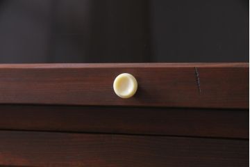 ラフジュ工房オリジナル　ガラス扉　シックな佇まいが魅力的な脚付パタパタ収納棚・4段(ブックケース、キャビネット)