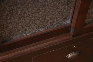 アンティーク家具　和製アンティーク　杉・ヒノキ材　ダイヤガラスがおしゃれな和モダンの戸棚(収納棚、サイドボード)