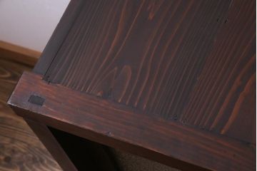 レトロ家具　和製アンティーク　杉・ヒノキ材　レトロガラスがモダンな雰囲気を高める脚付き戸棚(収納棚、サイドボード)