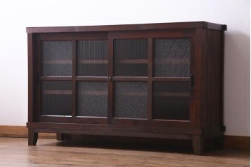 レトロ家具　和製アンティーク　杉・ヒノキ材　レトロガラスがモダンな雰囲気を高める脚付き戸棚(収納棚、サイドボード)