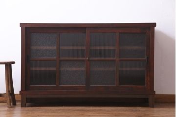 レトロ家具　和製アンティーク　杉・ヒノキ材　レトロガラスがモダンな雰囲気を高める脚付き戸棚(収納棚、サイドボード)