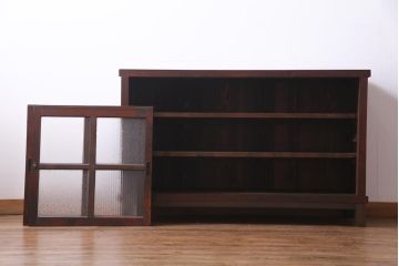 レトロ家具　和製アンティーク　杉・ヒノキ材　レトロガラスがモダンな雰囲気を高める脚付き戸棚(収納棚、サイドボード)