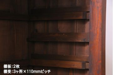 レトロ家具　和製アンティーク　杉・ヒノキ材　レトロガラスがモダンな雰囲気を高める脚付き戸棚(収納棚、サイドボード)