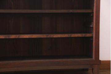 レトロ家具　和製アンティーク　杉・ヒノキ材　レトロガラスがモダンな雰囲気を高める脚付き戸棚(収納棚、サイドボード)