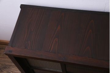 レトロ家具　和製アンティーク　杉・ヒノキ材　レトロガラスがモダンな雰囲気を高める脚付き戸棚(収納棚、サイドボード)