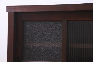 レトロ家具　和製アンティーク　杉・ヒノキ材　レトロガラスがモダンな雰囲気を高める脚付き戸棚(収納棚、サイドボード)