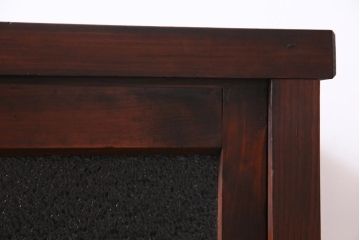 レトロ家具　和製アンティーク　杉・ヒノキ材　レトロガラスがモダンな雰囲気を高める脚付き戸棚(収納棚、サイドボード)