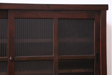 レトロ家具　和製アンティーク　杉・ヒノキ材　レトロガラスがモダンな雰囲気を高める脚付き戸棚(収納棚、サイドボード)