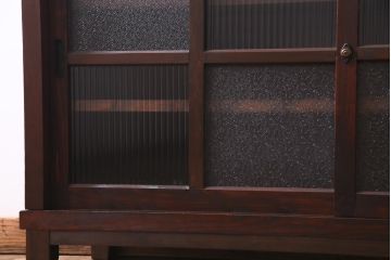 レトロ家具　和製アンティーク　杉・ヒノキ材　レトロガラスがモダンな雰囲気を高める脚付き戸棚(収納棚、サイドボード)