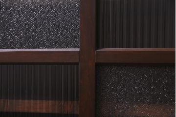 レトロ家具　和製アンティーク　杉・ヒノキ材　レトロガラスがモダンな雰囲気を高める脚付き戸棚(収納棚、サイドボード)