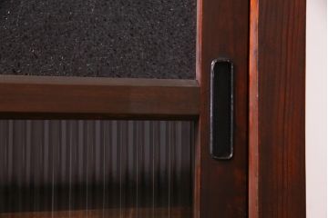 レトロ家具　和製アンティーク　杉・ヒノキ材　レトロガラスがモダンな雰囲気を高める脚付き戸棚(収納棚、サイドボード)