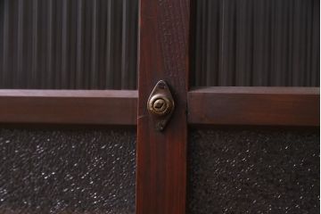 レトロ家具　和製アンティーク　杉・ヒノキ材　レトロガラスがモダンな雰囲気を高める脚付き戸棚(収納棚、サイドボード)