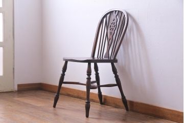 ヴィンテージ家具　イギリスビンテージ　ニレ・ビーチ材　貫のデザインが個性を光らせるホイールバックチェア(ダイニングチェア)