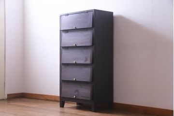 ラフジュ工房オリジナル　脚付き　白いつまみが可愛らしいパタパタ扉の収納棚(5段タイプ)(戸棚、下駄箱)