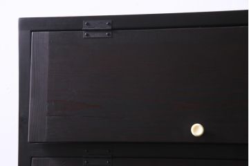 ラフジュ工房オリジナル　脚付き　白いつまみが可愛らしいパタパタ扉の収納棚(5段タイプ)(戸棚、下駄箱)