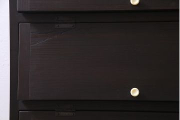 ラフジュ工房オリジナル　脚付き　白いつまみが可愛らしいパタパタ扉の収納棚(5段タイプ)(戸棚、下駄箱)