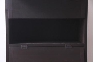 ラフジュ工房オリジナル　脚付き　白いつまみが可愛らしいパタパタ扉の収納棚(5段タイプ)(戸棚、下駄箱)