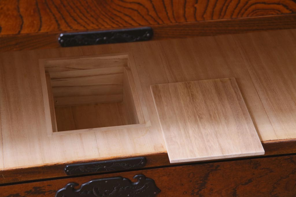 ビンテージ家具　ビンテージ　岩谷堂箪笥　天板リメイク　ダイナミックな杢目が目を引く衣装箪笥(チェスト)