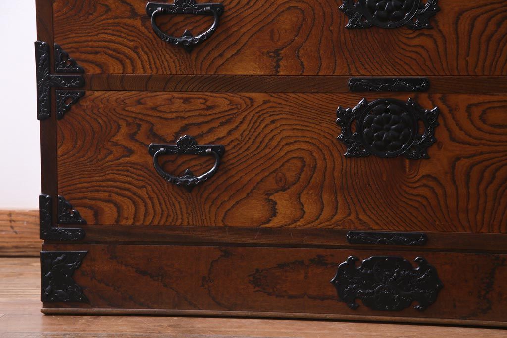 ビンテージ家具　ビンテージ　岩谷堂箪笥　天板リメイク　ダイナミックな杢目が目を引く衣装箪笥(チェスト)