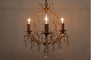 フランスアンティーク　ケージデザイン　ガラスドロップがエレガントな3灯シャンデリア(天井照明)