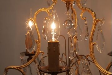 フランスアンティーク　ケージデザイン　ガラスドロップがエレガントな3灯シャンデリア(天井照明)