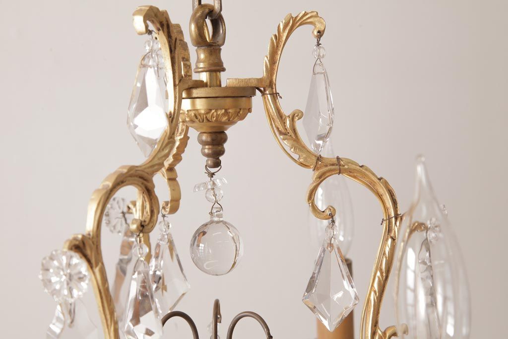 フランスアンティーク　ケージデザイン　ガラスドロップがエレガントな3灯シャンデリア(天井照明)