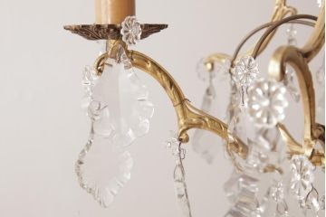 フランスアンティーク　ケージデザイン　ガラスドロップがエレガントな3灯シャンデリア(天井照明)