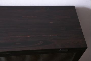 ラフジュ工房オリジナル　リメイク家具　モールガラス入り　古材を活用したレトロシックなパタパタ扉の鉄脚付き収納棚(4段タイプ)(キャビネット、下駄箱)