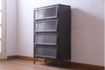 ラフジュ工房オリジナル　リメイク家具　モールガラス入り　古材を活用したレトロシックなパタパタ扉の鉄脚付き収納棚(4段タイプ)(キャビネット、下駄箱)