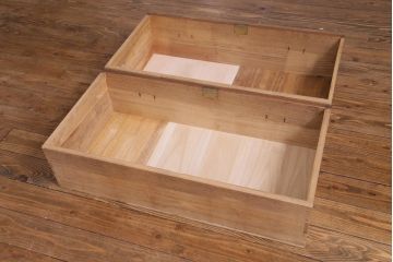 アンティーク家具　昭和初期　桐材　天板ヒノキ材　シンプルながら品のある脚付き箪笥ローボード(ローチェスト、衣装箪笥、テレビボード、桐箪笥、桐たんす)