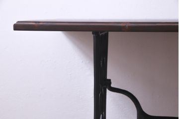 シンガー社(SINGER)　天板ヒノキ材　リメイク　鉄脚と木材がお洒落な雰囲気醸し出すミシンテーブル(シンガーミシン、サイドテーブル、カフェテーブル)