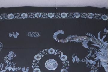 中古　民芸家具　オーバル型　ガラス天板付き　豪華絢爛な螺鈿細工の座卓(ローテーブル)(定価約67万円)