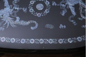 中古　民芸家具　オーバル型　ガラス天板付き　豪華絢爛な螺鈿細工の座卓(ローテーブル)(定価約67万円)