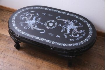 中古　民芸家具　オーバル型　ガラス天板付き　豪華絢爛な螺鈿細工の座卓(ローテーブル)(定価約67万円)