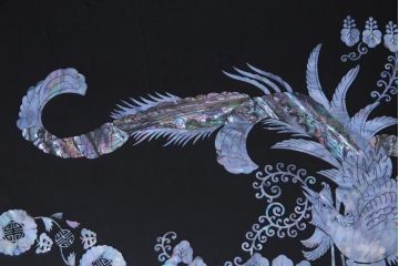 中古　民芸家具　オーバル型　ガラス天板付き　豪華絢爛な螺鈿細工の座卓(ローテーブル)(定価約67万円)