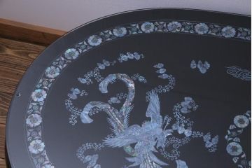 中古　民芸家具　オーバル型　ガラス天板付き　豪華絢爛な螺鈿細工の座卓(ローテーブル)(定価約67万円)