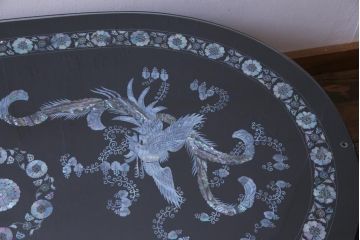中古　民芸家具　オーバル型　ガラス天板付き　豪華絢爛な螺鈿細工の座卓(ローテーブル)(定価約67万円)