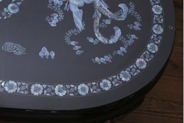 中古　民芸家具　オーバル型　ガラス天板付き　豪華絢爛な螺鈿細工の座卓(ローテーブル)(定価約67万円)